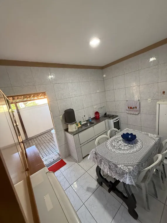 Copa com mesa para refeições ao lado da cozinha
