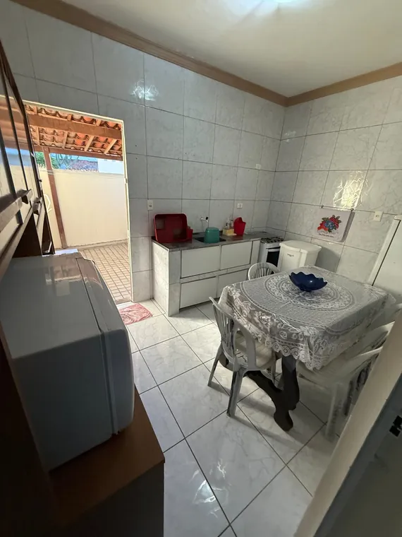 Cozinha equipada da Casa Matriz com armários e bancada