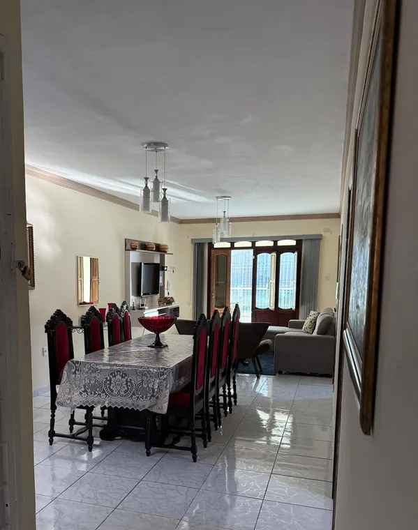 Mesa de jantar para seis pessoas, usada também para trabalho