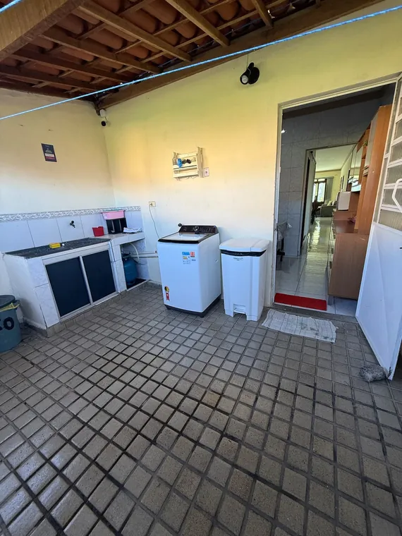 Lavanderia da casa com tanque e bancada