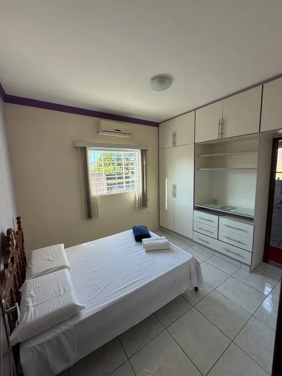 Quarto com cama e armário embutido