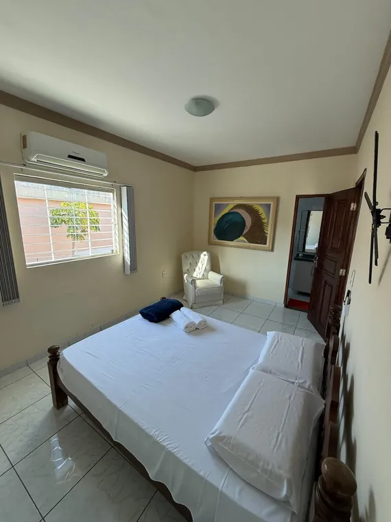 Suíte com cama de casal e ar-condicionado split