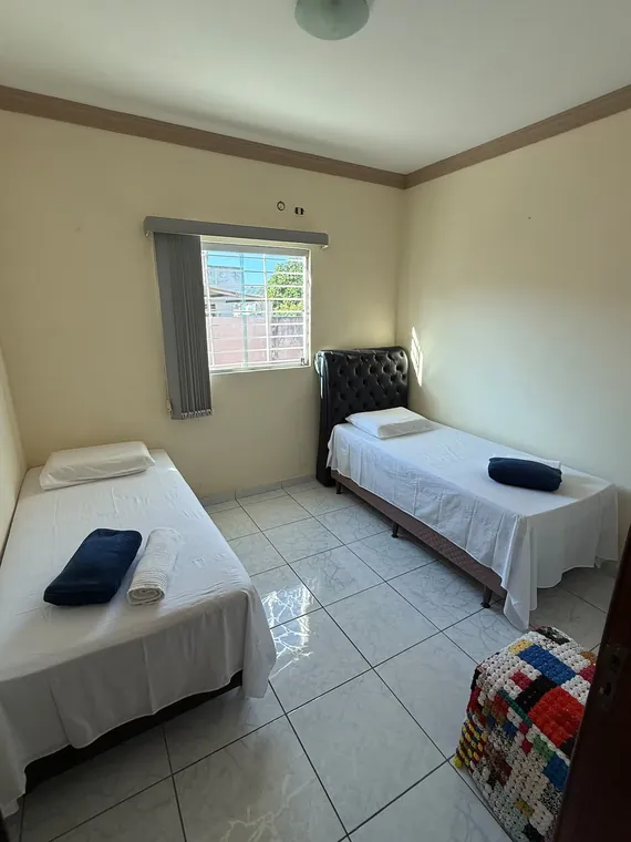 Quarto com duas camas de solteiro separadas, ideal para dois profissionais