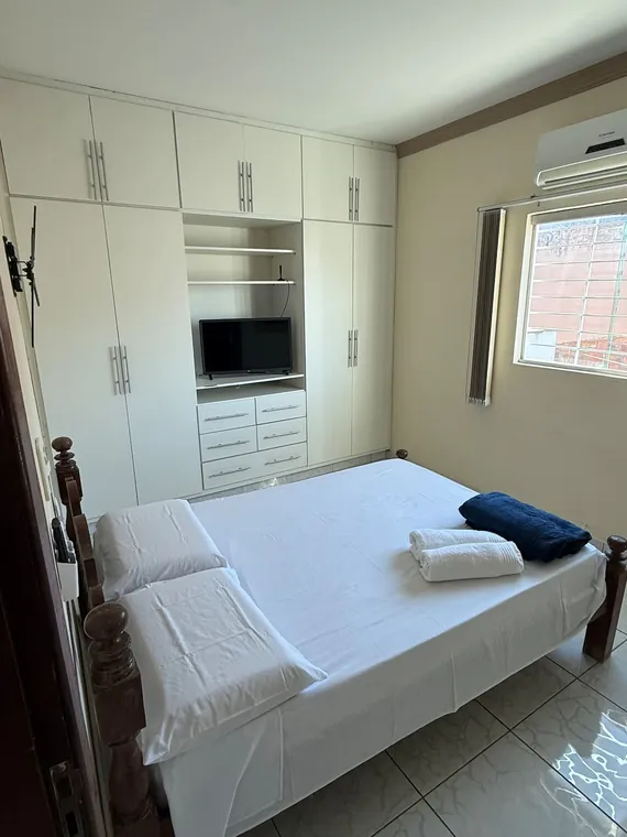 Quarto com cama e guarda-roupa amplo