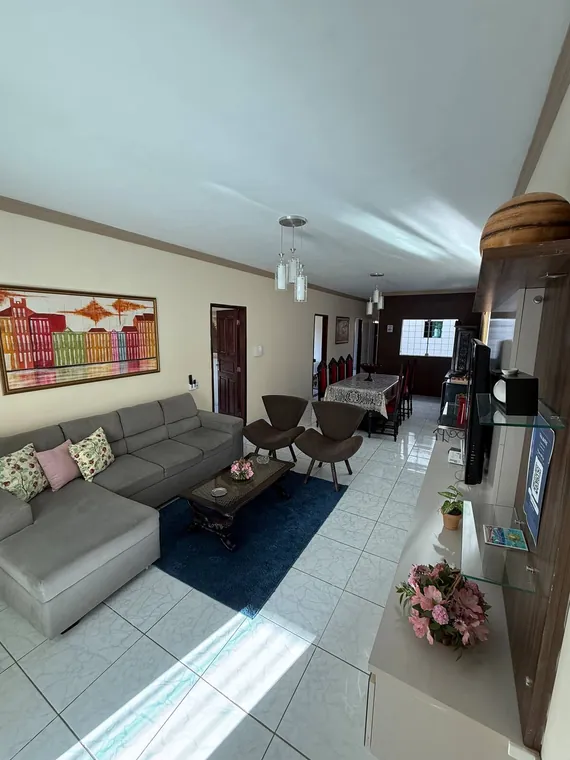 Sala ampla da Casa Matriz com poltronas e vista para o corredor