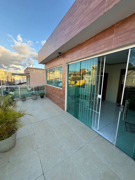 Acesso da sala para o terraço por portas de vidro