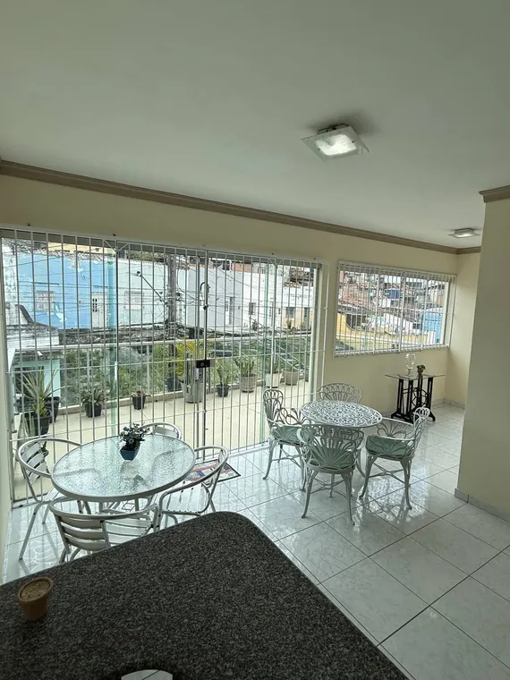 Área de convivência do terraço com duas mesas