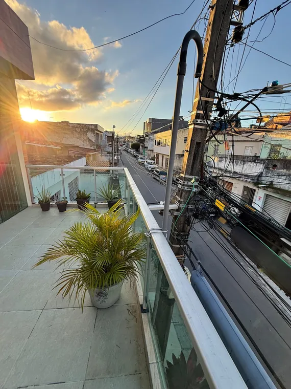 Terraço no entardecer com vista da cidade