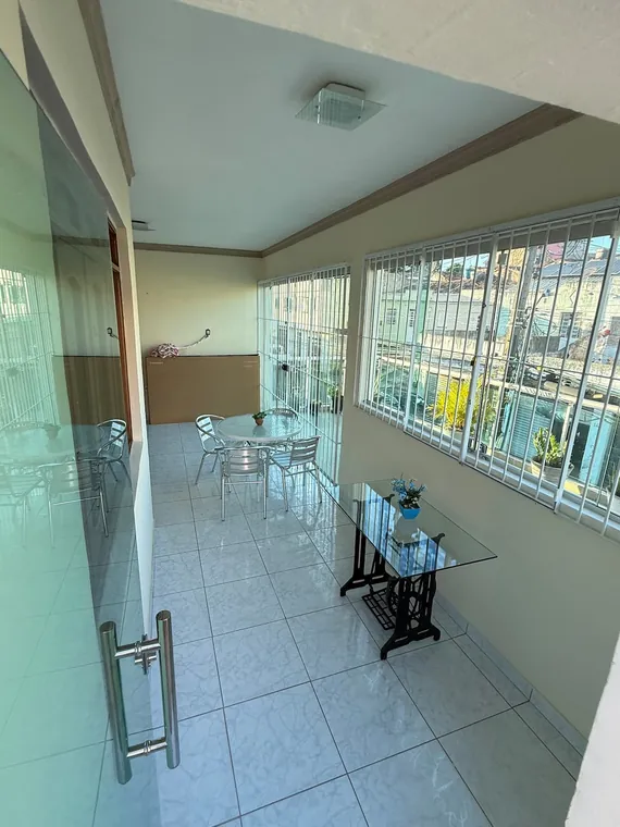 Varanda envidraçada com acesso ao terraço