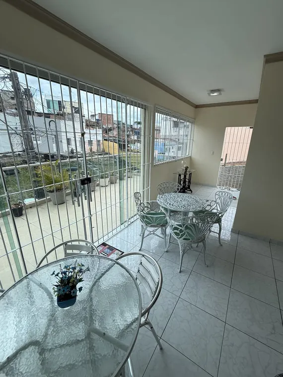 Terraço com mesa e cadeiras para refeições ao ar livre